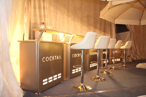 Unsere Cocktailbar für Ihre Firmenfeier – Ihren Geburtstag… unser Barteam stellt Ihnen gerne eine gelungene Auswahl an Cocktails zusammen ( jeweils 1 m Teil mit Beleuchtung und Ablage, individuell zu stellen , wir haben 5 Teile im Verleih)